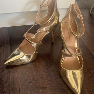 Call it Spring Gold Size 8.5 pumps